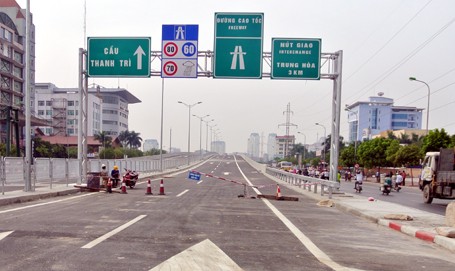 Điểm đầu của đường trên cao nối với cầu vượt Mai Dịch cũng đã sẵn sàng cho ngày thông xe
